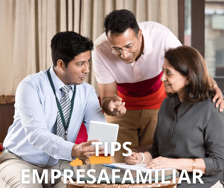 Familia gestionando su empresa familiar en México, ofreciendo servicios adicionales como venta de tiempo aire, pago de servicios y tarjetas de regalo con Recargas Todo México.